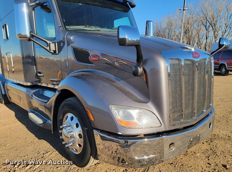 image for item LL9756 2015 Peterbilt 579 semi truck