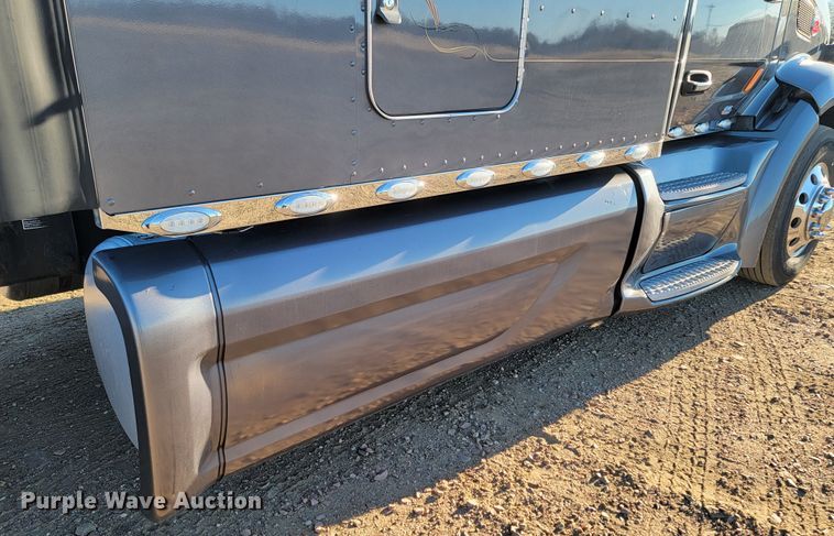 image for item LL9756 2015 Peterbilt 579 semi truck