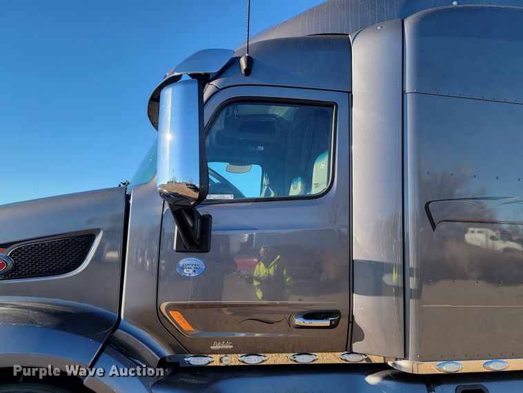 image for item LL9756 2015 Peterbilt 579 semi truck