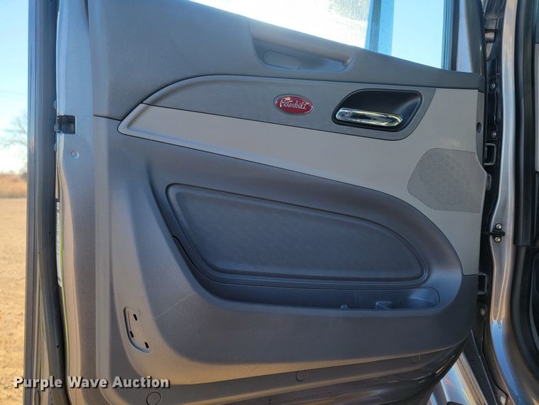 image for item LL9756 2015 Peterbilt 579 semi truck