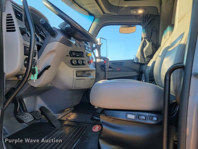 image for item LL9756 2015 Peterbilt 579 semi truck