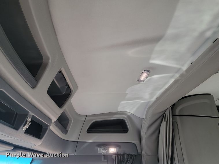 image for item LL9756 2015 Peterbilt 579 semi truck