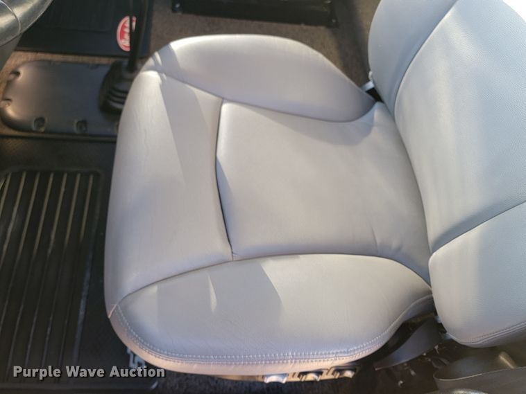 image for item LL9756 2015 Peterbilt 579 semi truck