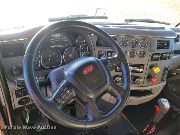 image for item LL9756 2015 Peterbilt 579 semi truck