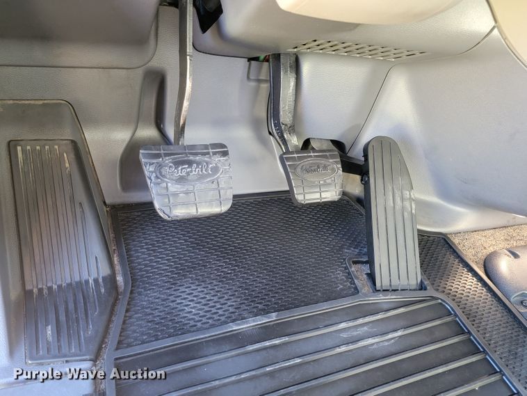 image for item LL9756 2015 Peterbilt 579 semi truck