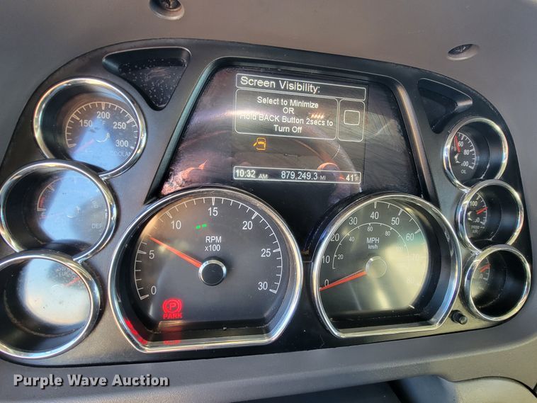 image for item LL9756 2015 Peterbilt 579 semi truck