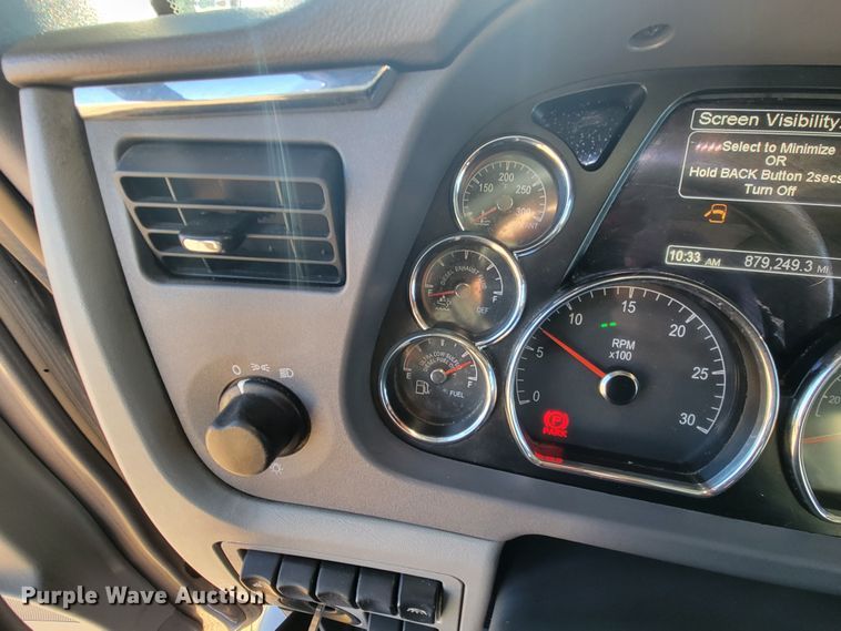 image for item LL9756 2015 Peterbilt 579 semi truck