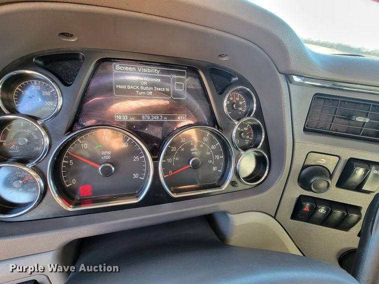 image for item LL9756 2015 Peterbilt 579 semi truck