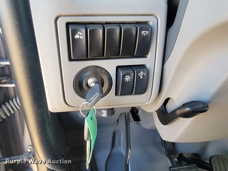 image for item LL9756 2015 Peterbilt 579 semi truck