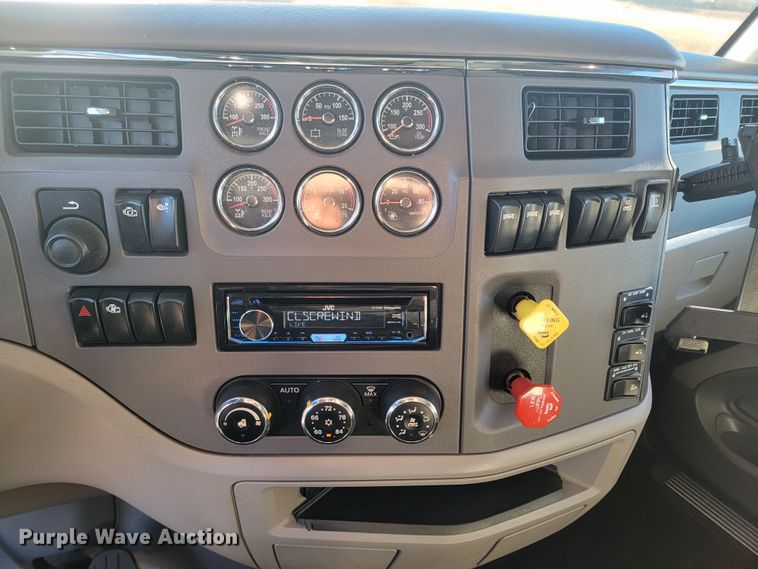 image for item LL9756 2015 Peterbilt 579 semi truck