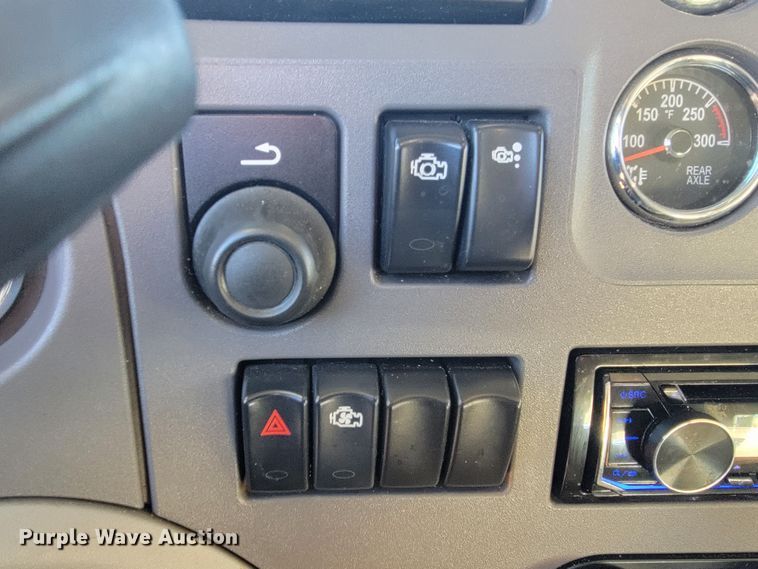 image for item LL9756 2015 Peterbilt 579 semi truck