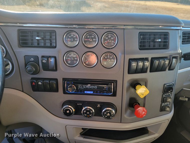 image for item LL9756 2015 Peterbilt 579 semi truck