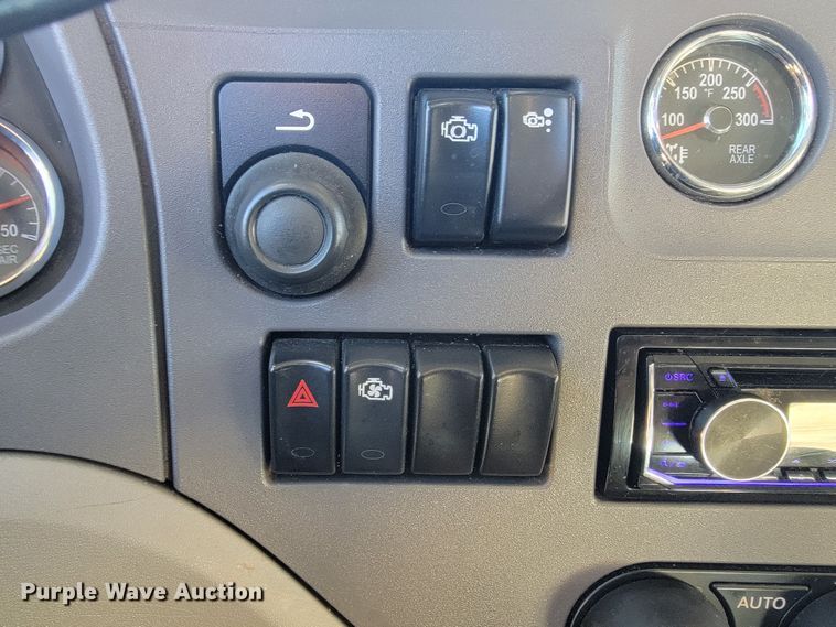 image for item LL9756 2015 Peterbilt 579 semi truck