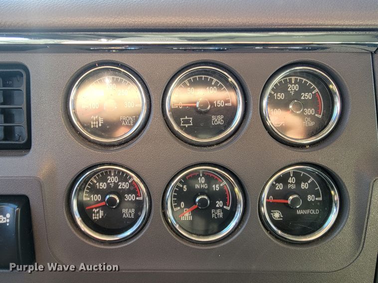 image for item LL9756 2015 Peterbilt 579 semi truck