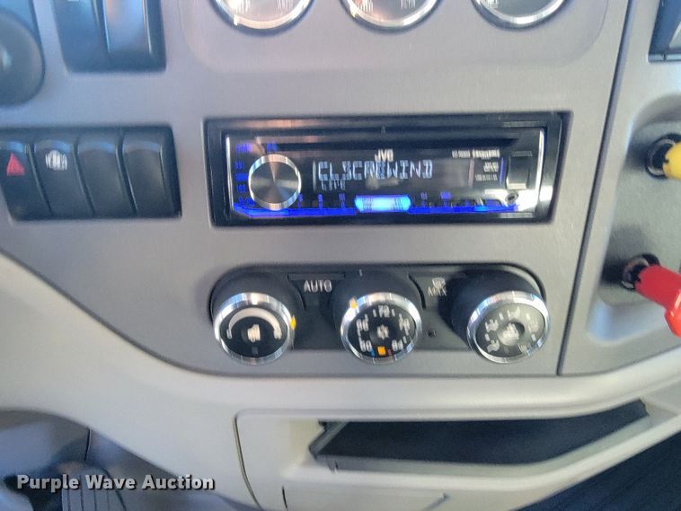 image for item LL9756 2015 Peterbilt 579 semi truck