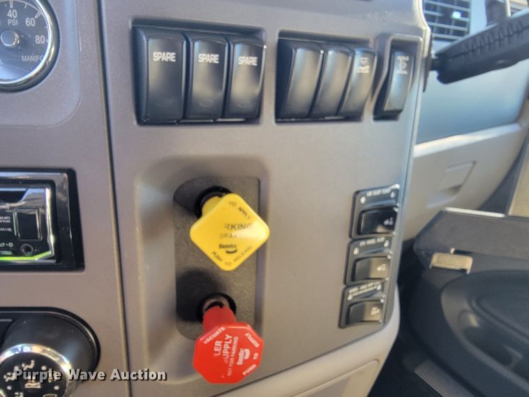 image for item LL9756 2015 Peterbilt 579 semi truck