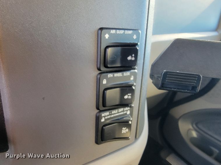 image for item LL9756 2015 Peterbilt 579 semi truck