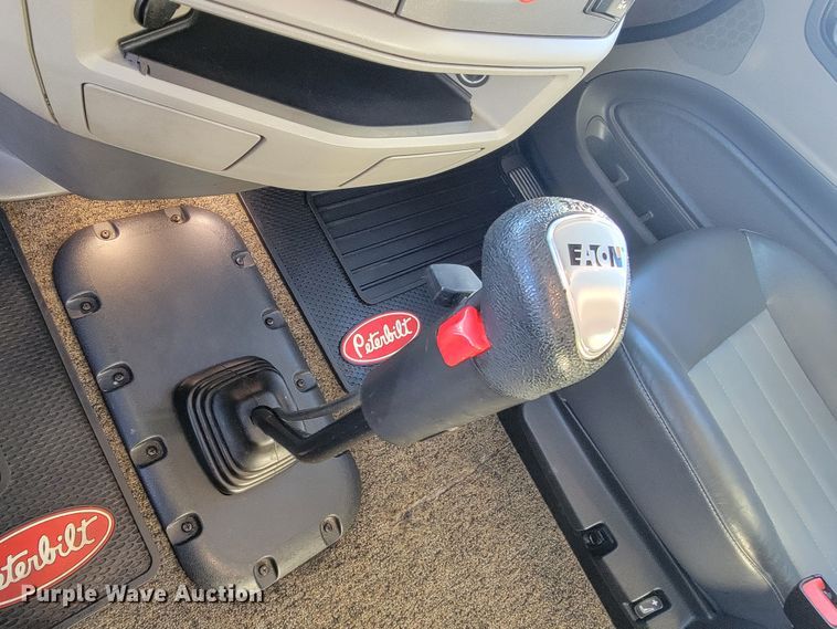 image for item LL9756 2015 Peterbilt 579 semi truck