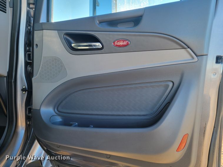 image for item LL9756 2015 Peterbilt 579 semi truck