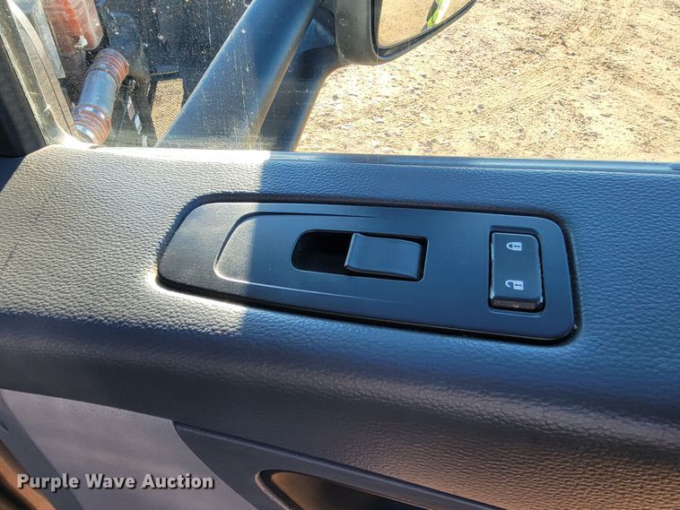 image for item LL9756 2015 Peterbilt 579 semi truck