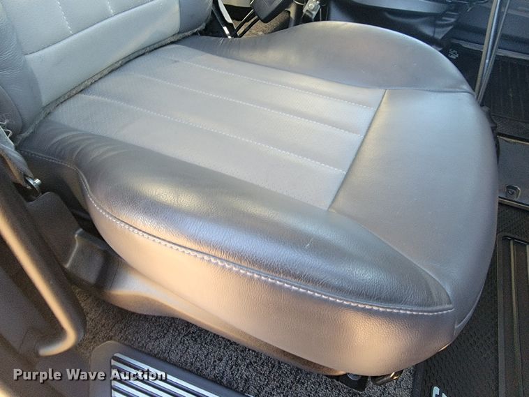 image for item LL9756 2015 Peterbilt 579 semi truck