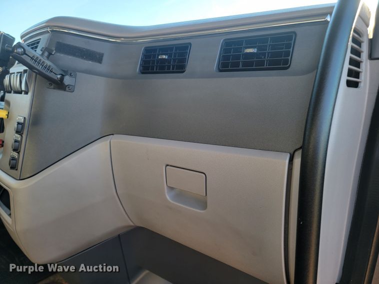 image for item LL9756 2015 Peterbilt 579 semi truck