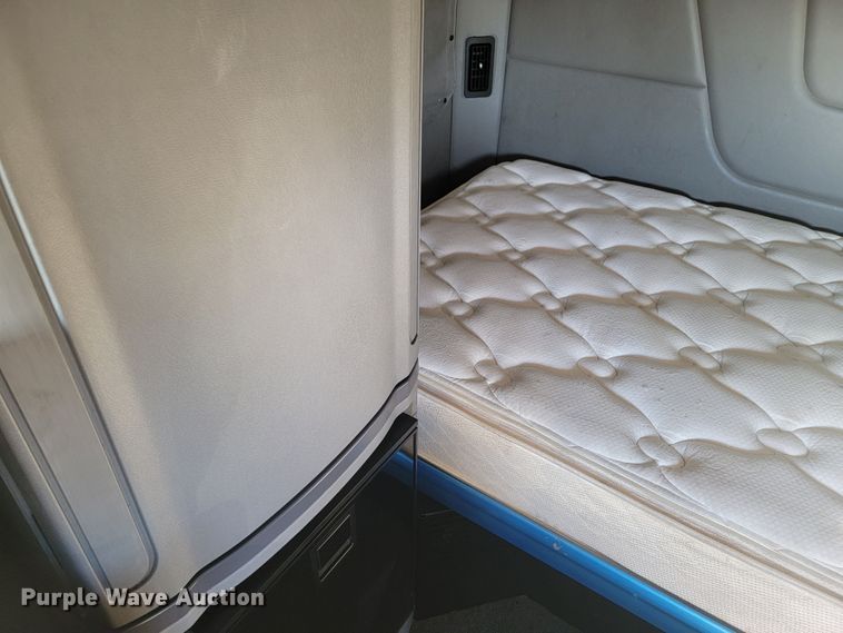 image for item LL9756 2015 Peterbilt 579 semi truck