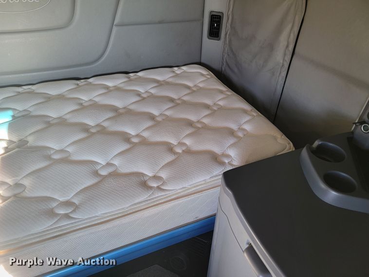 image for item LL9756 2015 Peterbilt 579 semi truck