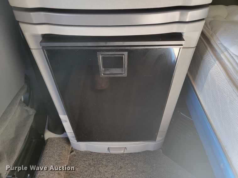 image for item LL9756 2015 Peterbilt 579 semi truck