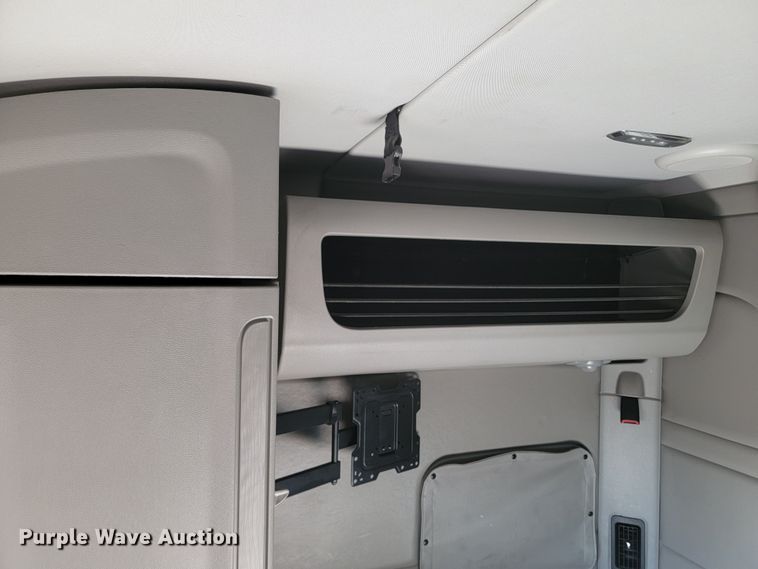 image for item LL9756 2015 Peterbilt 579 semi truck