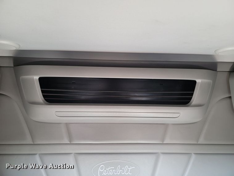 image for item LL9756 2015 Peterbilt 579 semi truck