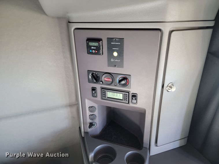 image for item LL9756 2015 Peterbilt 579 semi truck