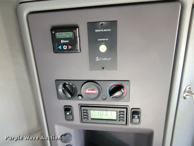 image for item LL9756 2015 Peterbilt 579 semi truck