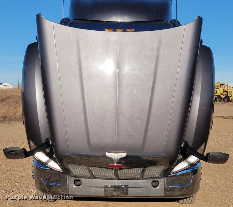 image for item LL9756 2015 Peterbilt 579 semi truck