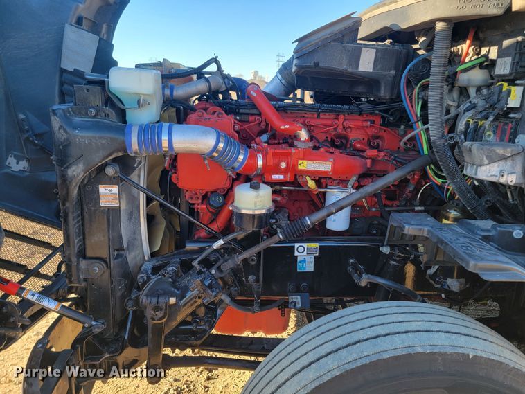 image for item LL9756 2015 Peterbilt 579 semi truck