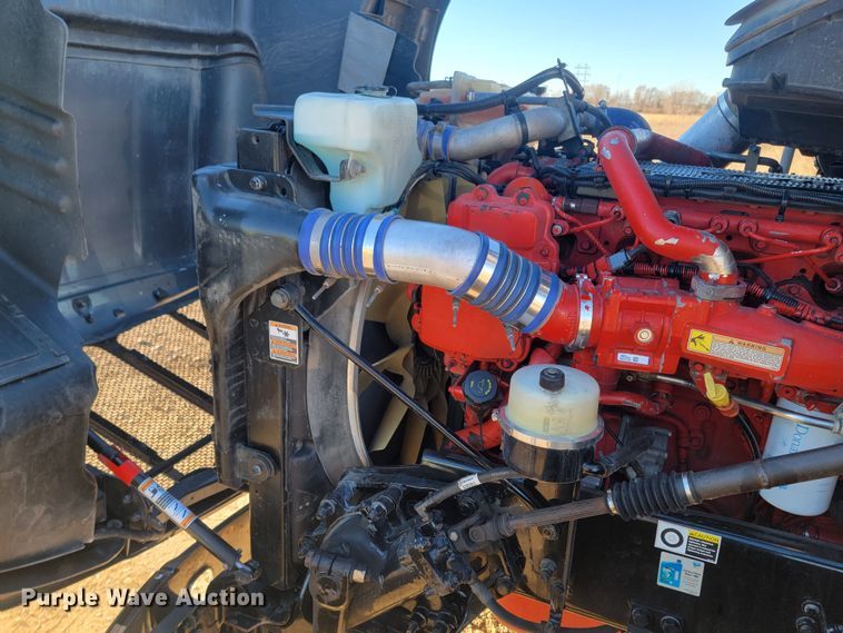 image for item LL9756 2015 Peterbilt 579 semi truck