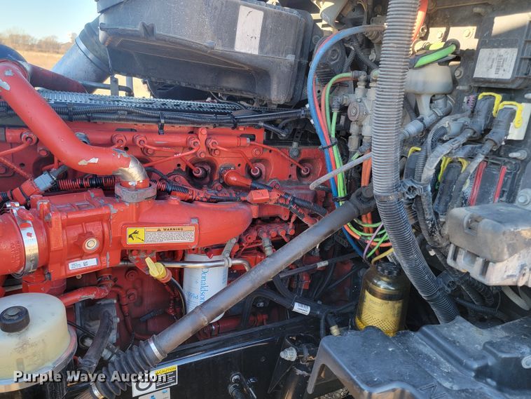 image for item LL9756 2015 Peterbilt 579 semi truck