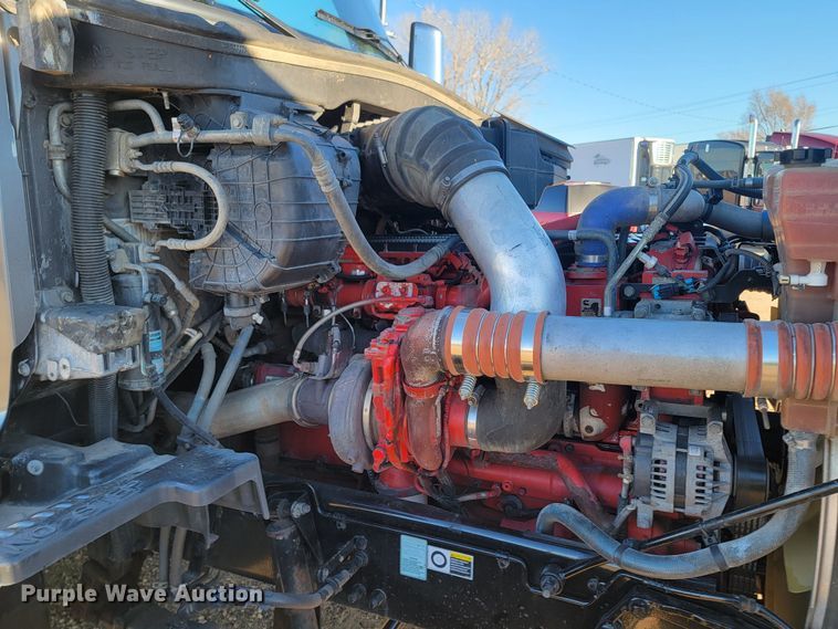 image for item LL9756 2015 Peterbilt 579 semi truck