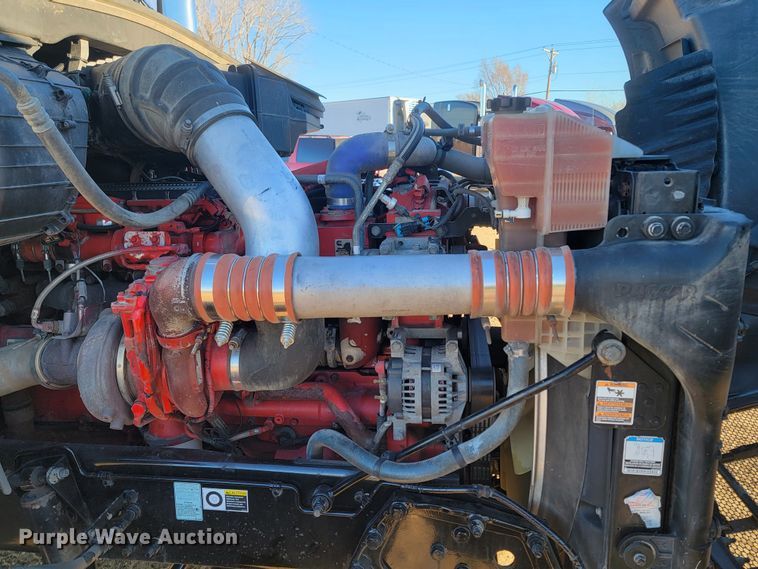 image for item LL9756 2015 Peterbilt 579 semi truck