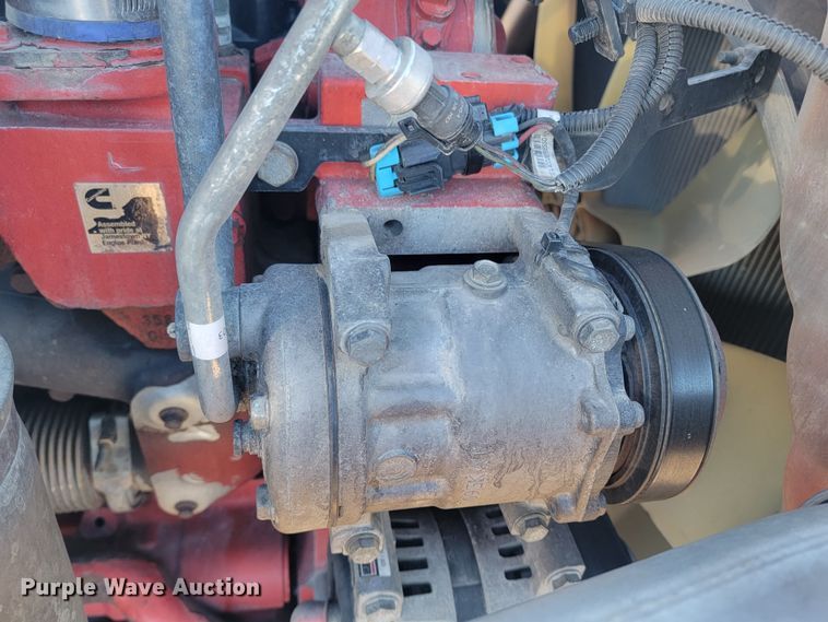 image for item LL9756 2015 Peterbilt 579 semi truck