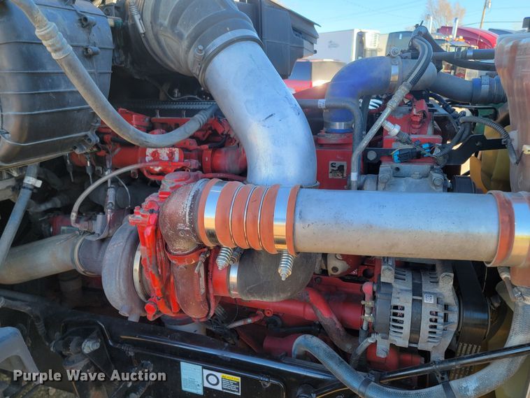 image for item LL9756 2015 Peterbilt 579 semi truck