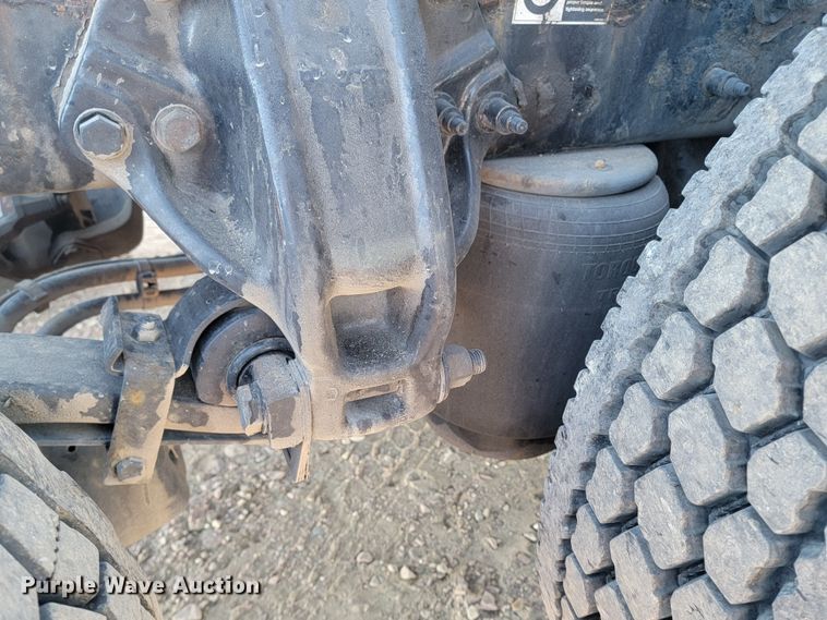 image for item LL9756 2015 Peterbilt 579 semi truck