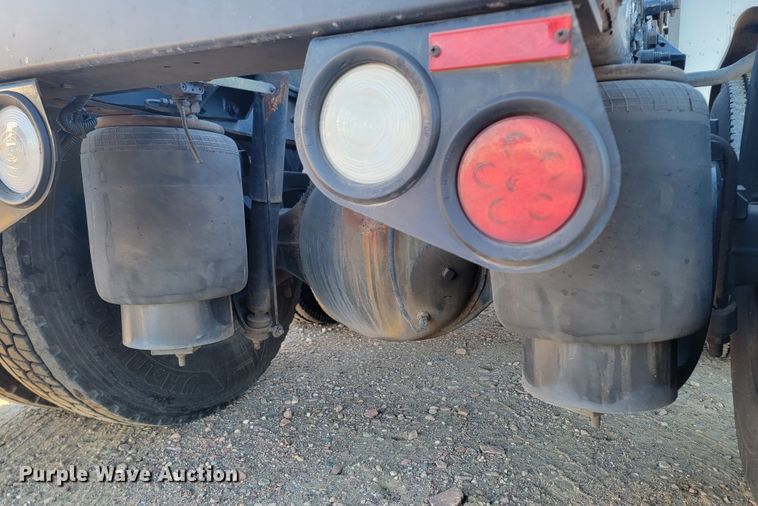 image for item LL9756 2015 Peterbilt 579 semi truck