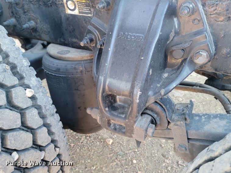 image for item LL9756 2015 Peterbilt 579 semi truck