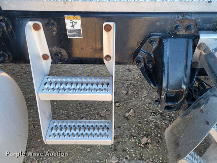 image for item LL9756 2015 Peterbilt 579 semi truck