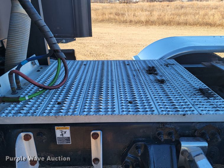 image for item LL9756 2015 Peterbilt 579 semi truck