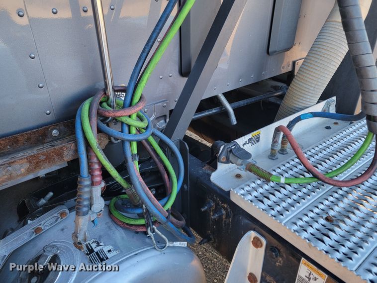 image for item LL9756 2015 Peterbilt 579 semi truck