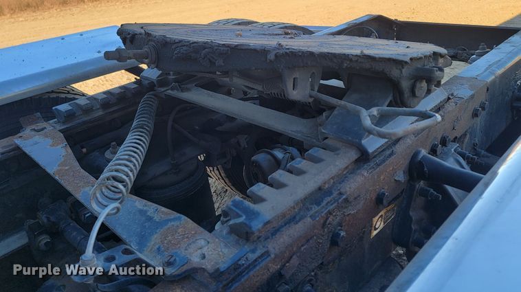 image for item LL9756 2015 Peterbilt 579 semi truck