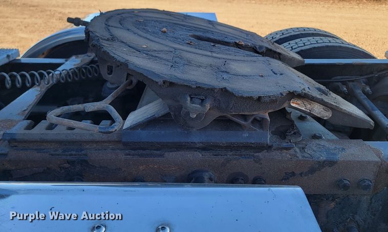 image for item LL9756 2015 Peterbilt 579 semi truck