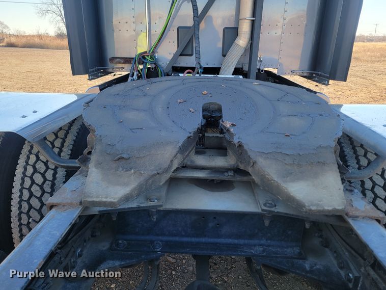 image for item LL9756 2015 Peterbilt 579 semi truck